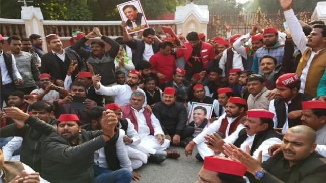 राजभवन के गेट पर समाजवादी पार्टी के कार्यकर्ताओं ने किया प्रदर्शन, बुधवार को 10 बजे अखिलेश यादव राजभवन जाकर राज्यपाल को ज्ञापन देंगे