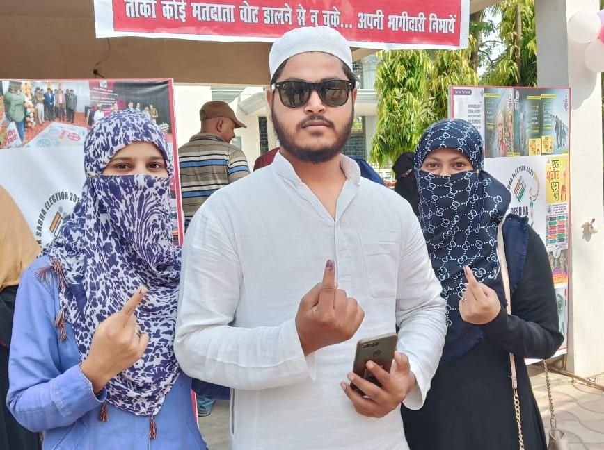 जौनपुर, आजमगढ और भदोही में 54 फीसद से अधिक मतदान जौनपुर, आजमगढ और भदोही में 54 फीसद से अधिक मतदान