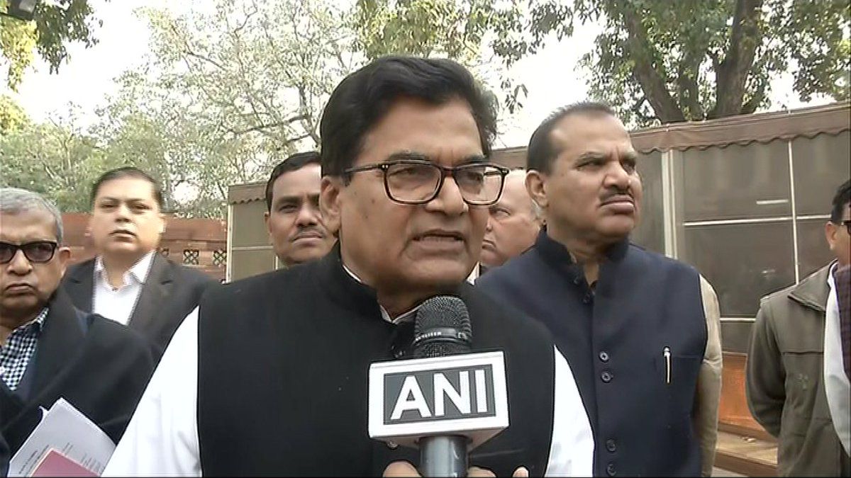 रामगोपाल यादव ने आरोप लगाया कि अखिलेश यादव को लखनऊ एयरपोर्ट पर रोका गया: मैं सीधे सीएम को दोषी मानता हूं। अखिलेश की अनुमति थी। सीएम के निर्देश पर ही उन्हें रोका गया ।