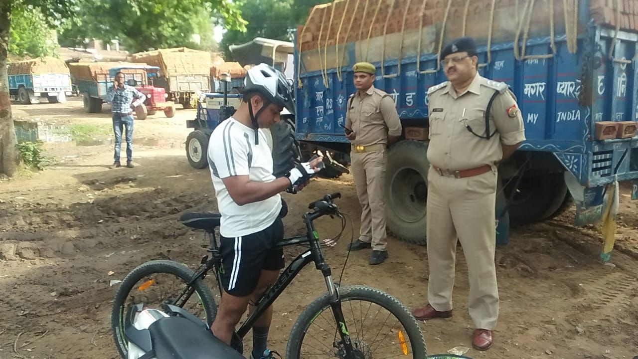 आगरा- एसएसपी ने शहर का साइकिल से किया दौरा, ईंट से भरे ओवरलोड 29 ट्रैक्टर पकड़े, ईंट की मंडी में खड़े थे सभी ओवरलोड ट्रैक्टर, थाना ताजगंज क्षेत्र में की गई कार्रवाही