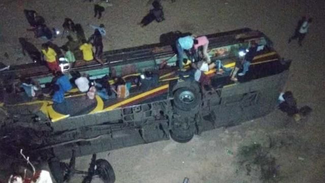 पुल से 30 फीट नीचे गिरी बस, 7 यात्रियों की मौत