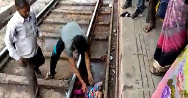 एक साल की बच्ची के ऊपर से गुजर गई ट्रेन, नहीं हुआ बाल भी बांका