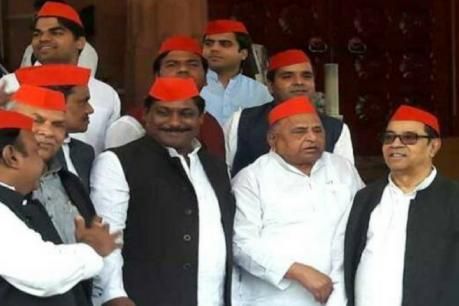 सपा के नव-निवार्चित सांसदों ने ली शपथ सपा के नव-निवार्चित सांसदों ने ली शपथ