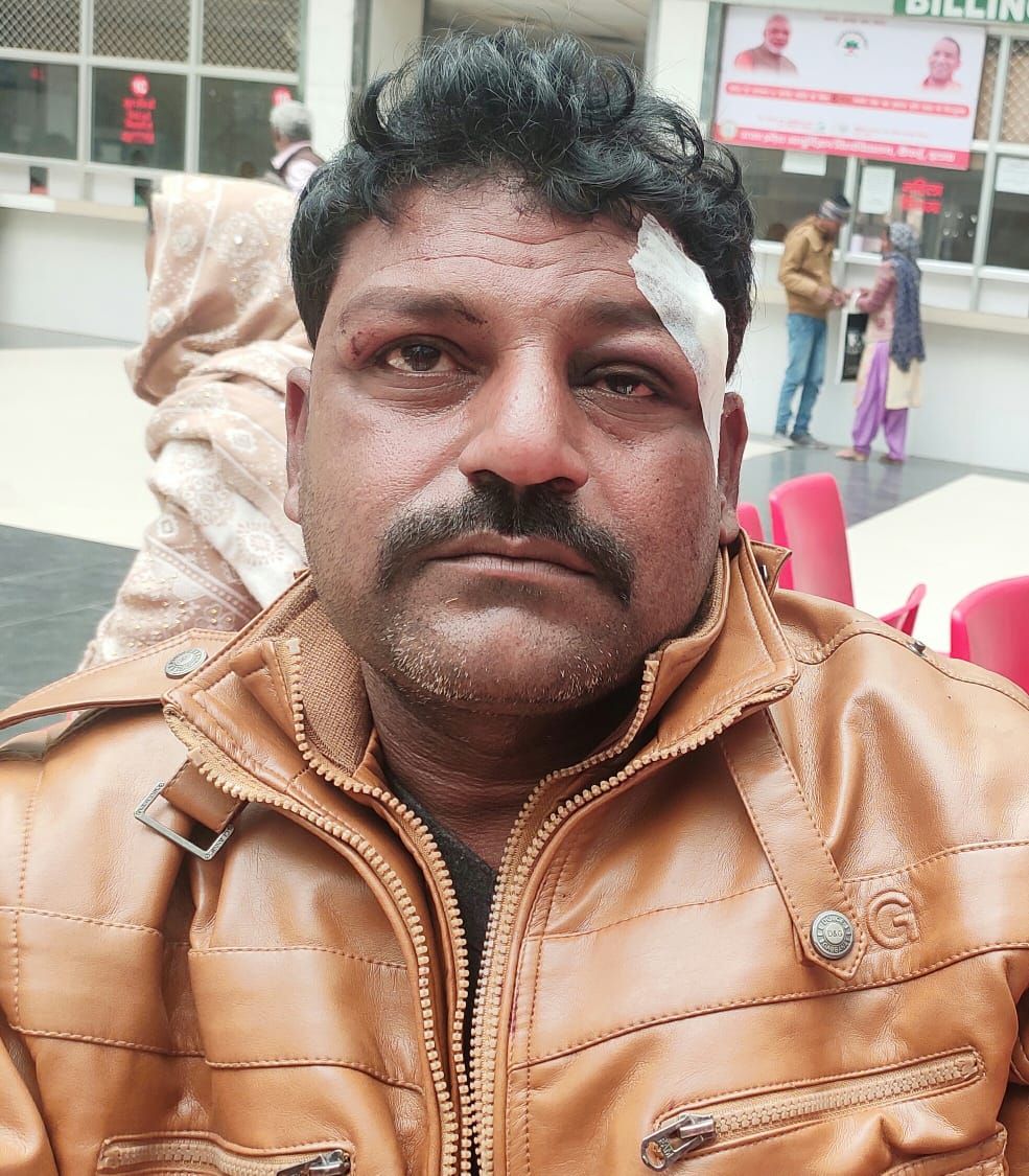 सैफई में बदमाशो ने राहगीर की बुलेट मोटरसाइकिल व जंजीर लूटी सैफई में बदमाशो ने राहगीर की बुलेट मोटरसाइकिल व जंजीर लूटी