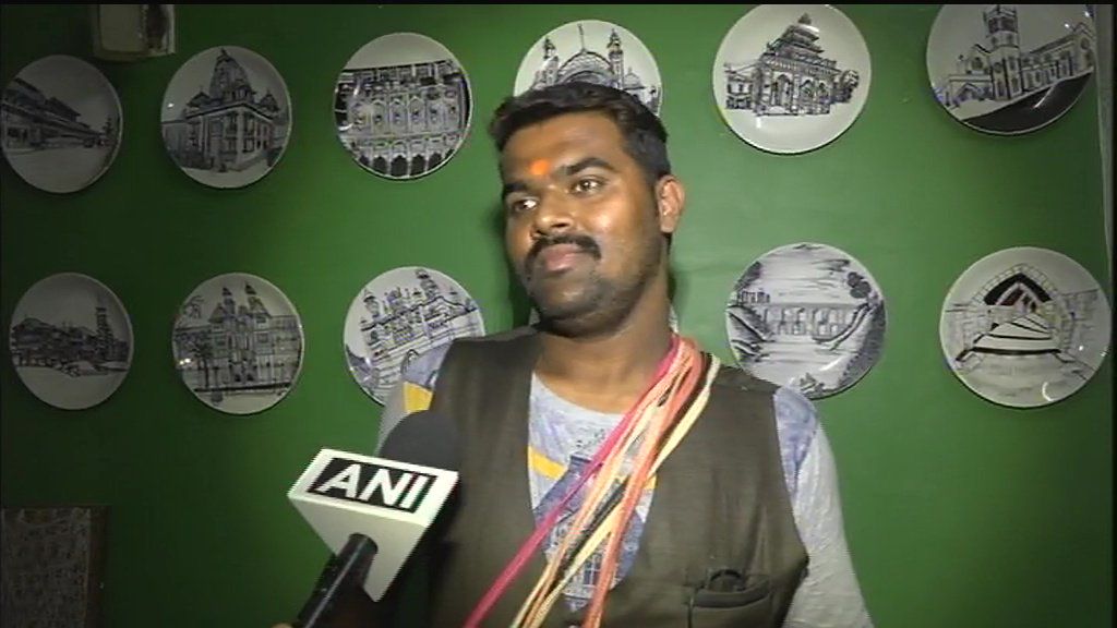 गुजरात:आरपीएफ ने ट्रेन हॉकर अवधेश दुबे को गिरफ्तार किया, जिसकी खिलौने बेचते समय नेताओं की नकल करते हुए वीडियो वायरल हुई थी। सूरत रेलवे स्टेशन पर ट्रेन नंबर 17204 के स्लीपर कोच में पकड़ा गया ।