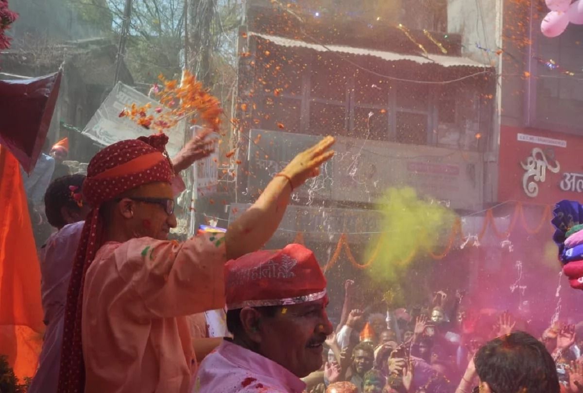 गोरखपुर में सीएम योगी आदित्यनाथ ने उड़ाया अबीर-गुलाल