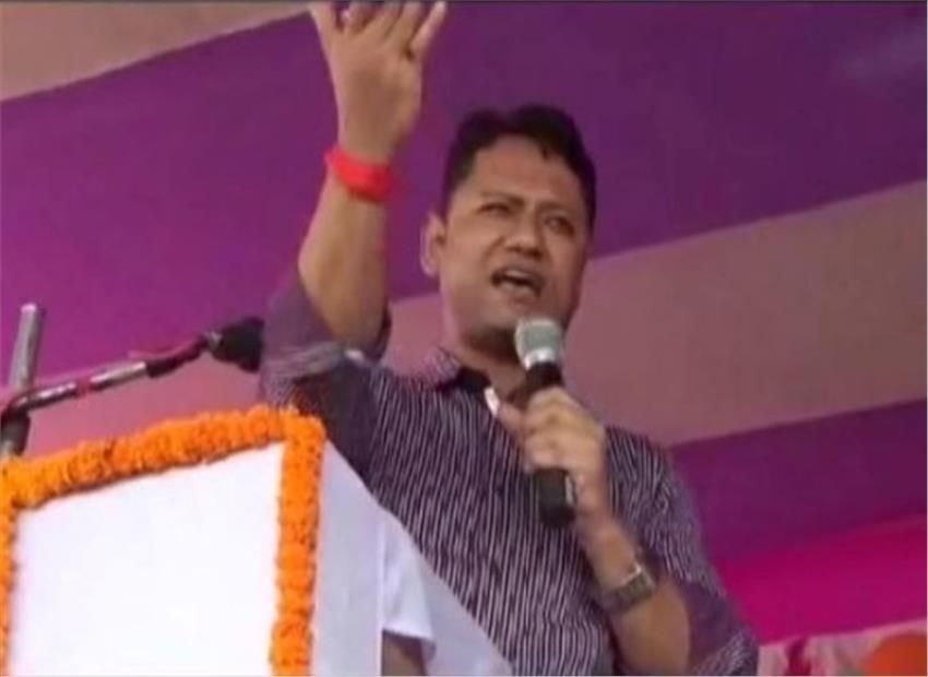 DM डीएम साहब ने गरीब को दे डाली बीवी बेचने की नसीहत DM डीएम साहब ने गरीब को दे डाली बीवी बेचने की नसीहत