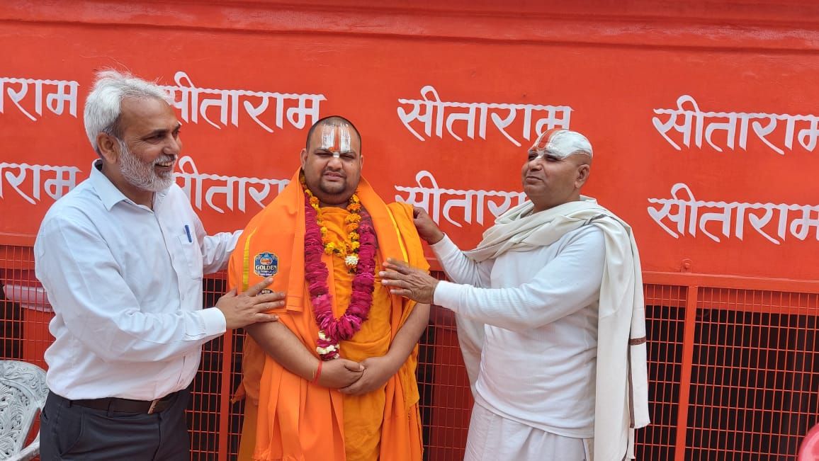 नाका हनुमानगढ़ी के महन्त रामदास महराज ने किया ज.गु.रामदिनेशाचार्यजी का स्वागत नाका हनुमानगढ़ी के महन्त रामदास महराज ने किया ज.गु.रामदिनेशाचार्यजी का स्वागत