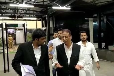आज़म खान, उनकी पत्नी और बेटे के खिलाफ वारंट जारी आज़म खान, उनकी पत्नी और बेटे के खिलाफ वारंट जारी