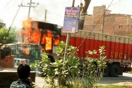 फतेहपुर: सड़क हादसे में छात्रा की मौत, आक्रोशित लोगों ने ट्रक में लगाई आग फतेहपुर: सड़क हादसे में छात्रा की मौत, आक्रोशित लोगों ने ट्रक में लगाई आग