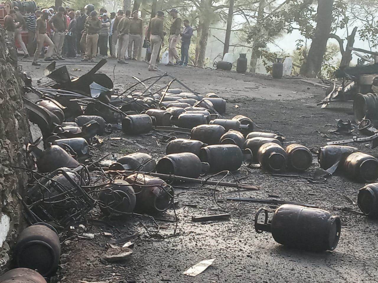 गैस सिलेंडर से भरे गाड़ी में विस्फोट, कई लोग जख्मी