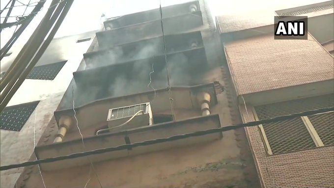 दिल्ली: अनाज मंडी की उसी इमारत में फिर लगी आग, दमकल की गाड़ियां मौके पर मौजूद