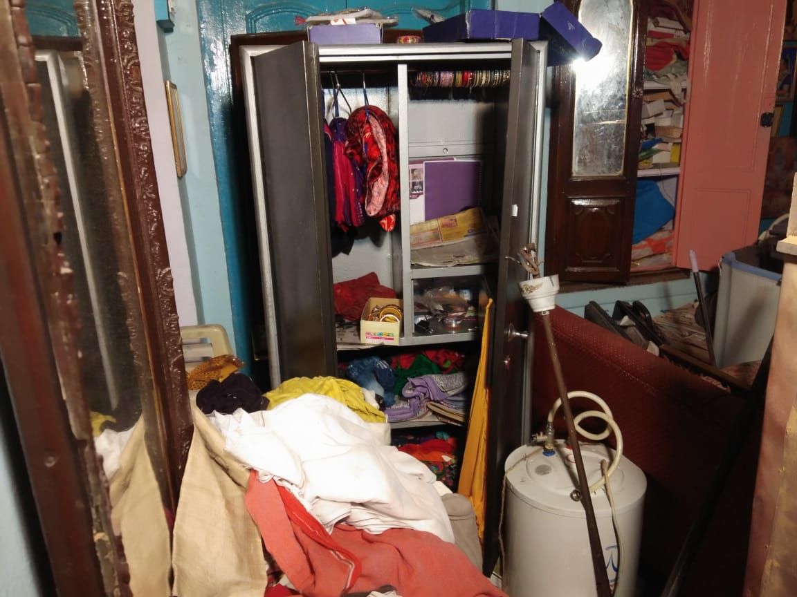 काशी विश्वनाथ मंदिर के महंत कुलपति तिवारी के मकान का ताला तोड़ लाखों के चोरी