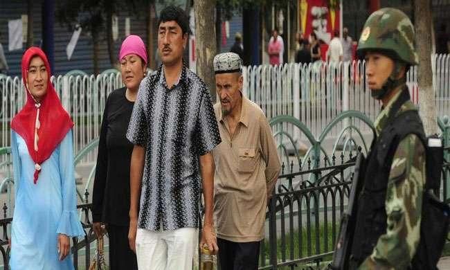 चीन के शिनजियांग प्रांत में रोजा रखने पर प्रतिबंध, फौजी बूटों के साए में डरे सहमें हैं मुस्लिम