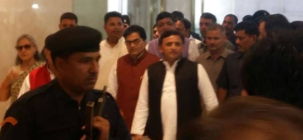 सपा की राष्ट्रीय कार्यकारिणी बैठक में पहुंचे अखिलेश, नहीं आए मुलायम सपा की राष्ट्रीय कार्यकारिणी बैठक में पहुंचे अखिलेश, नहीं आए मुलायम