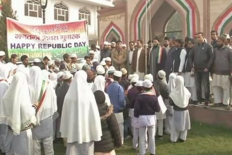 ईदगाह में मुस्लिम समुदाय के लोगों ने ध्वाजारोहण कर तिरंगे को सलामी दी. ईदगाह में मुस्लिम समुदाय के लोगों ने ध्वाजारोहण कर तिरंगे को सलामी दी.