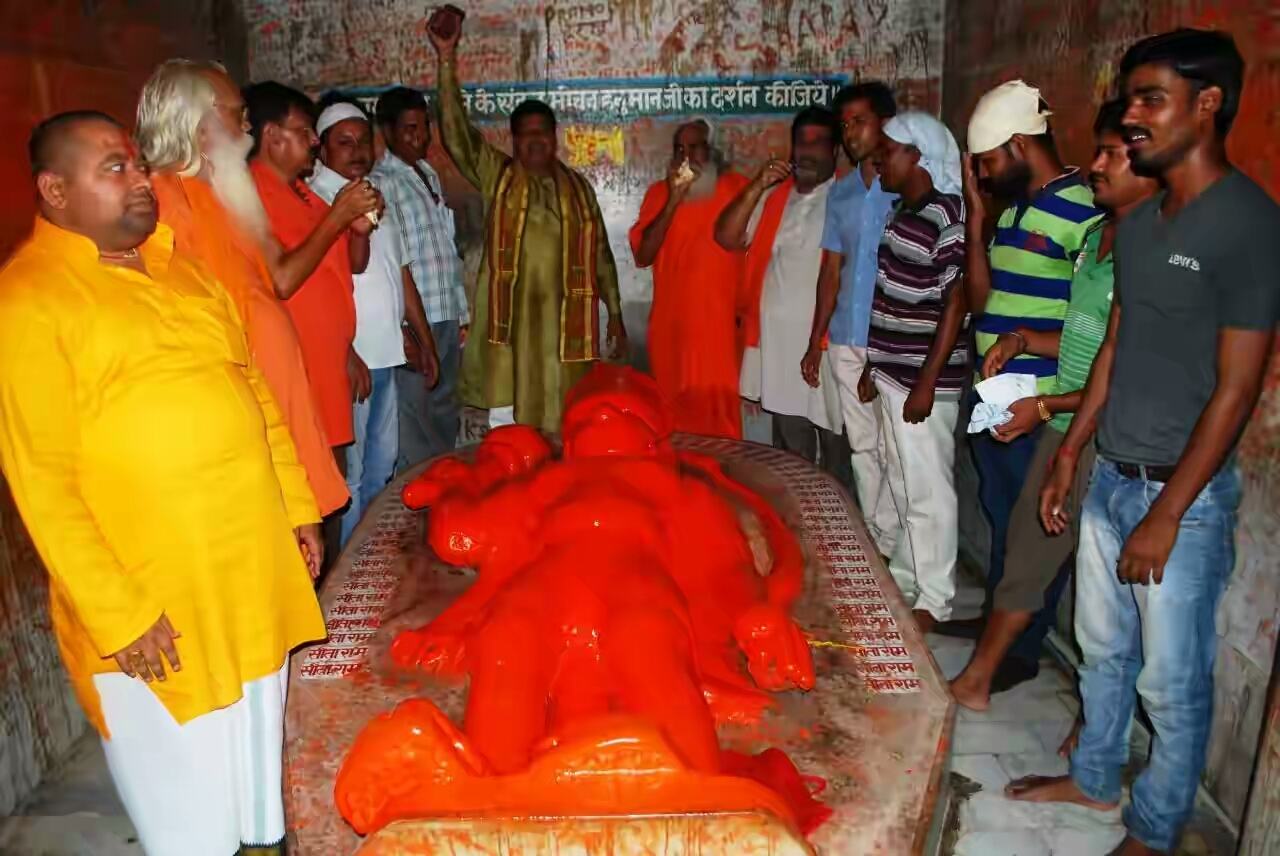 संतों ने मुस्लिम भाइयों के साथ मिलकर किया हनुमंत लला से शक्ति का आह्वान संतों ने मुस्लिम भाइयों के साथ मिलकर किया हनुमंत लला से शक्ति का आह्वान