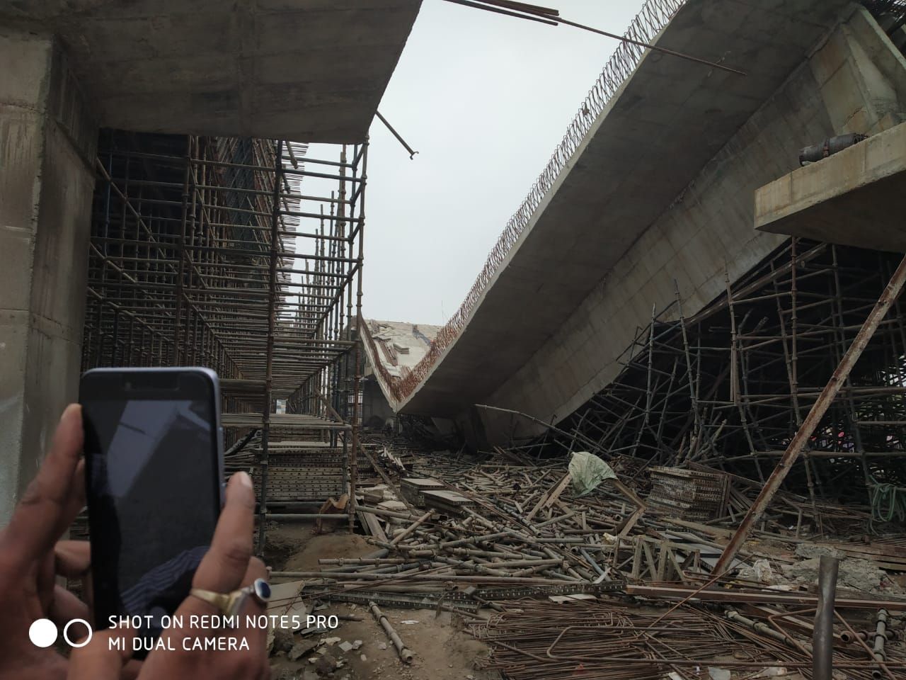 बस्ती :  एनएच-28 पर फुटहिया ओवरब्रिज गिरा, 60 फीसदी से अधिक पुरा हो चुका था काम, करोड़ों की लागत से बना था  , ओवरब्रिज के मलबे में एक युवक फंसा, रेस्क्यू टीम कटर से निकालने में जुटी,पुलिस, प्रशासन की टीम मौ�