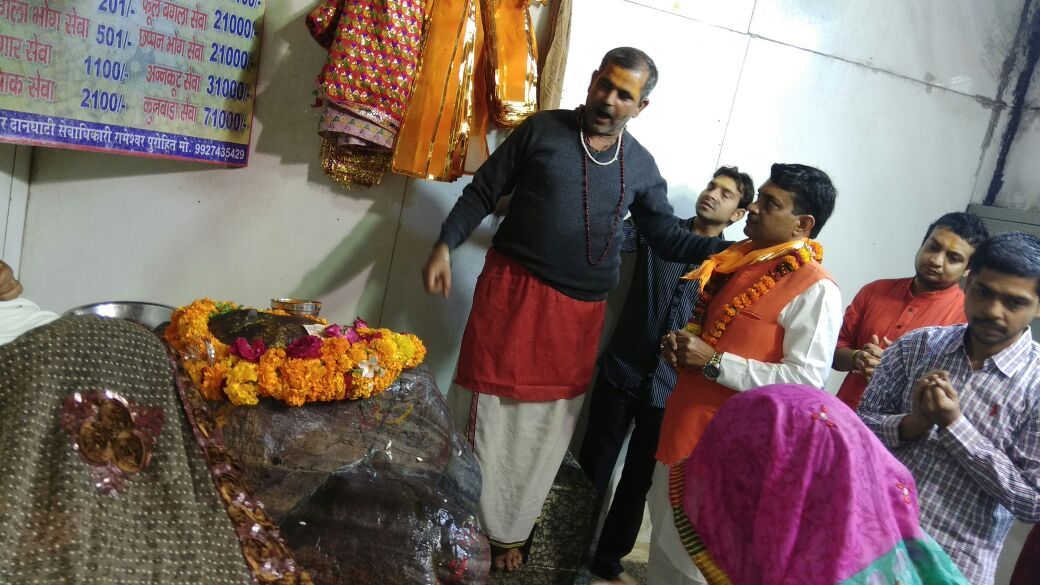 बीजेपी के विजय रथ को जारी रखने के लिए अशोक पाण्डेय के नेतृत्व में सैकड़ो लोगो ने गोवर्धन गिरिराज की परिक्रमा की बीजेपी के विजय रथ को जारी रखने के लिए अशोक पाण्डेय के नेतृत्व में सैकड़ो लोगो ने गोवर्धन गिरिराज की परिक्रमा की
