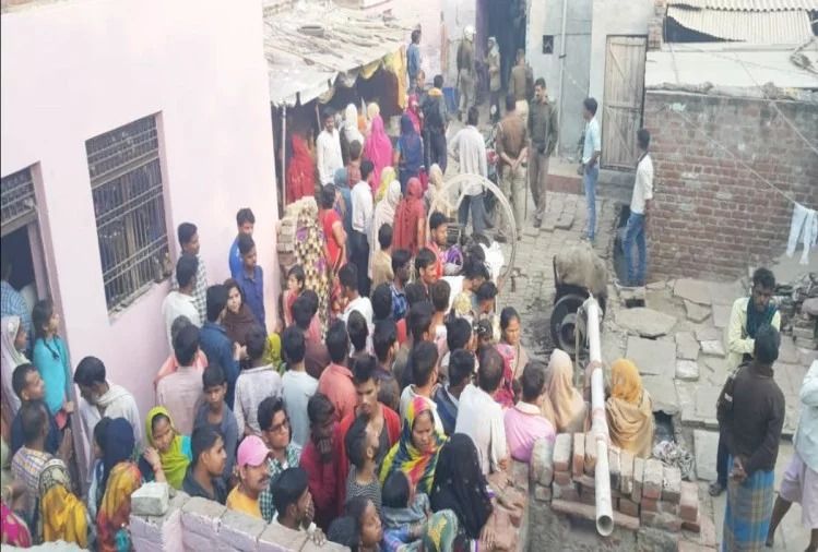 आगरा में दिल दहला देने वाली वारदात, हत्या के बाद पत्नी का सिर काटकर ले गया पति आगरा में दिल दहला देने वाली वारदात, हत्या के बाद पत्नी का सिर काटकर ले गया पति