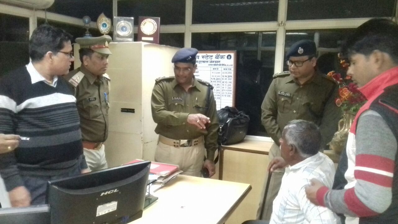 टूंडला में दिनदहाड़े रिटायर्ड फौजी से लूट। टूंडला में दिनदहाड़े रिटायर्ड फौजी से लूट।