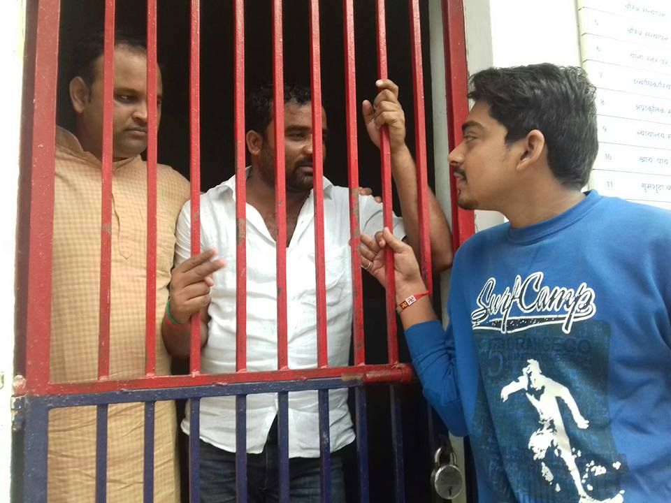 नामांकन के दौरान पुलिस और सपा कार्यकर्ताओं में झडप