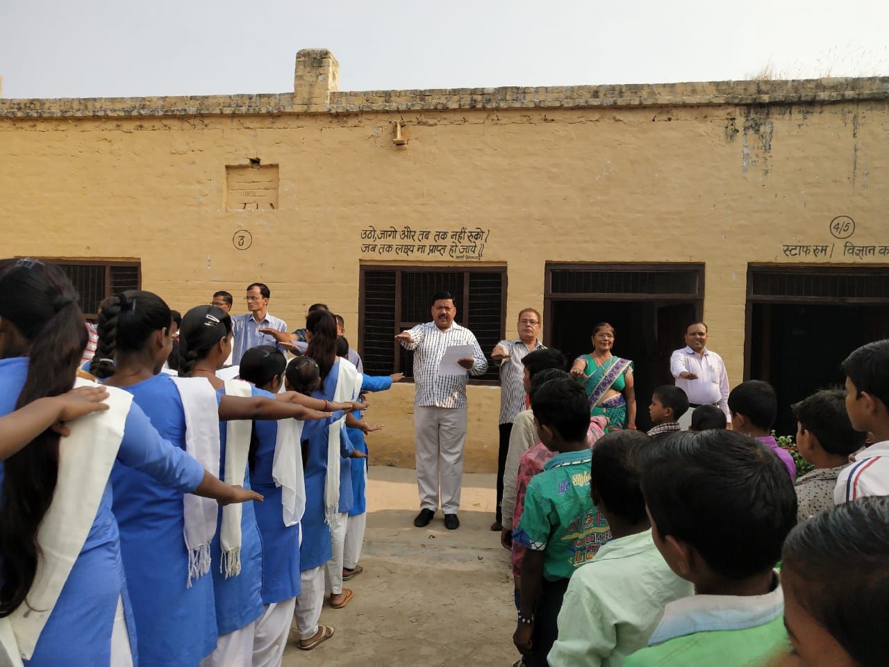 छात्राओं को यातायात सड़क सुरक्षा संबंधी 10 बिंदुओं की शपथ दिलाई