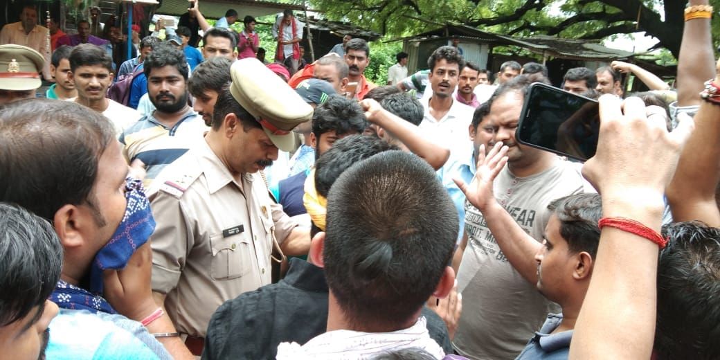 मिर्जापुर जिले में गैपुरा चौराहे पर तिन घंटे बंद रहा SCST Act के विरोध में धरना प्रदर्शन कर रहे लोगो ने खुब लगाएं नारे मोदी मुर्दाबाद SCST एक्ट मुर्दाबाद के नारे