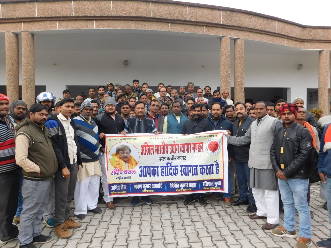 डीएम से मिले व्यापारी, कहा-उत्पीड़न करने वालों पर हो कार्रवाई