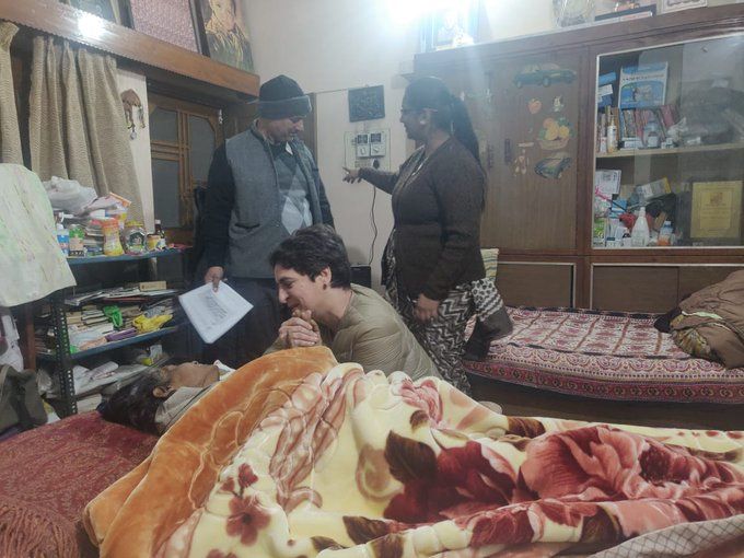 जेल में बंद पूर्व IPS दारापुरी के परिवार से मिलीं प्रियंका