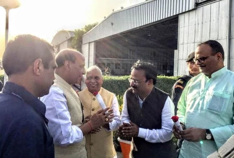 राजनाथ सिंह पहुंचे राजधानी, कल लखनऊ से भरेंगे नामांकन राजनाथ सिंह पहुंचे राजधानी, कल लखनऊ से भरेंगे नामांकन