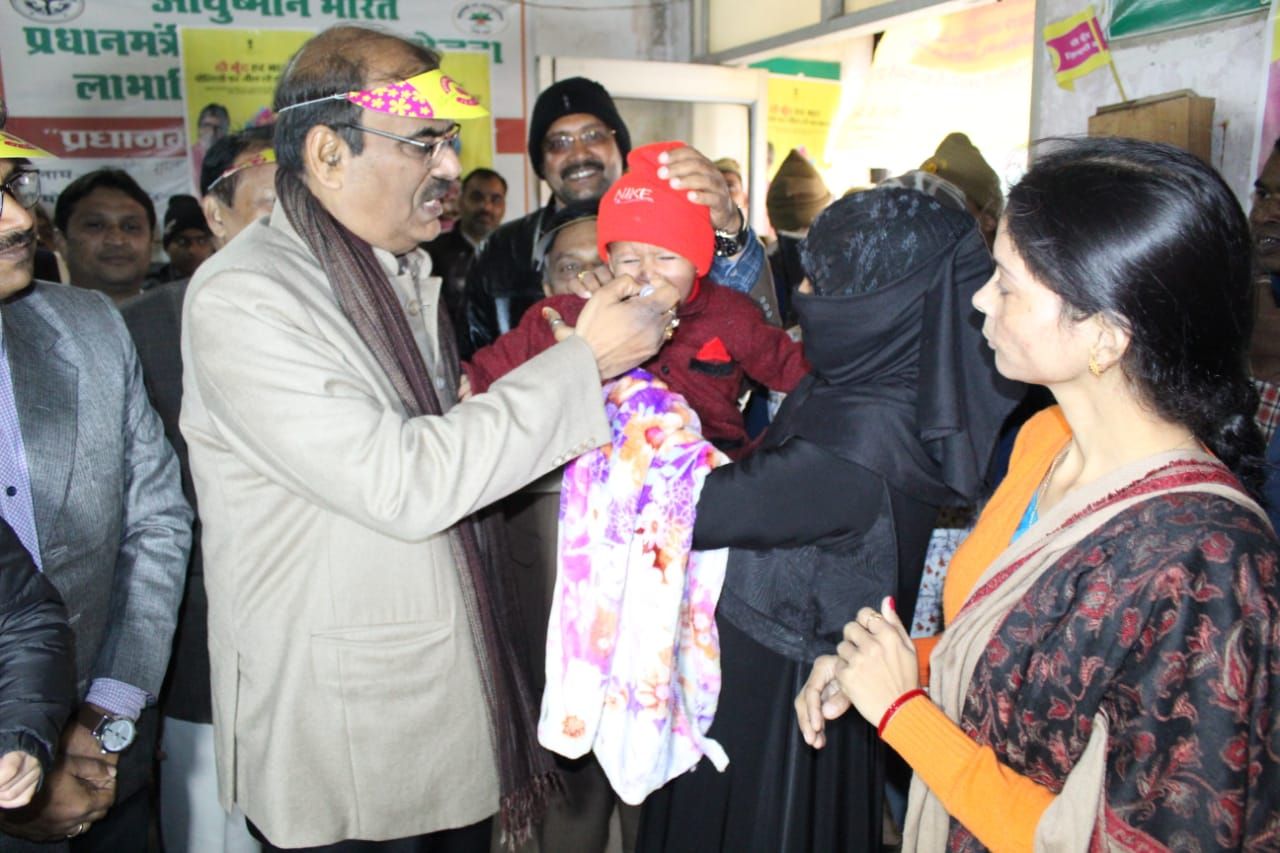 जिलाधिकारी ने एक दर्जन नवजात शिशुओं को पोलियो रोधी दवा पिलाकर, टीकाकरण अभियान का शुभारम्भ किया