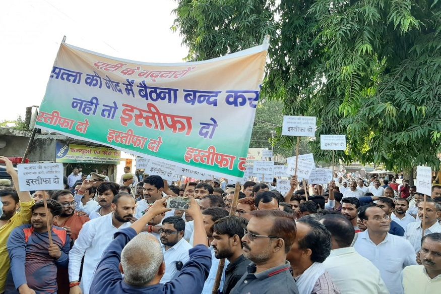 विधायक अदिति सिंह के घर पर कांग्रेस कार्यकर्ताओं का विरोध प्रदर्शन विधायक अदिति सिंह के घर पर कांग्रेस कार्यकर्ताओं का विरोध प्रदर्शन