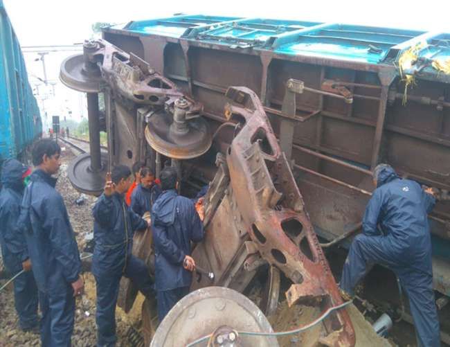 अमेठी में मालगाड़ी के डिब्बे पटरी से उतरे, वरुणा एक्सप्रेस सहित कई ट्रेन रद अमेठी में मालगाड़ी के डिब्बे पटरी से उतरे, वरुणा एक्सप्रेस सहित कई ट्रेन रद