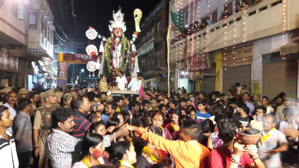 वाराणसी :   फोर्स के साथ देवनाथ पूरा काली जी की मूर्ति मदनपुरा से निकली जिसमें कांग्रेस के अनिल श्रीवास्तव और अरविंद किशोर राय सहित हजारो की संख्या में लोग उपस्थित हुए