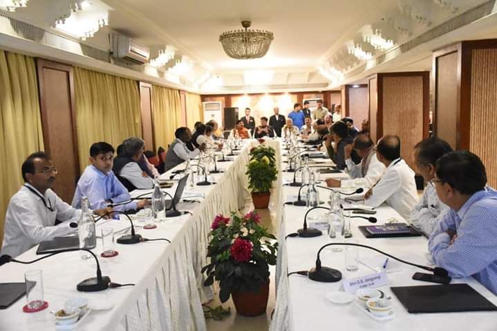 रेलमंत्री पीयूष गोयल ने परियोजनाओं की समीक्षा की रेलमंत्री पीयूष गोयल ने परियोजनाओं की समीक्षा की