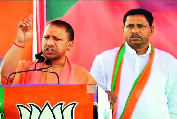 योगी आदित्यनाथ का अखिलेश पर हमला, कहा-अपात्र पुत्र से नहीं संभलती विरासत योगी आदित्यनाथ का अखिलेश पर हमला, कहा-अपात्र पुत्र से नहीं संभलती विरासत