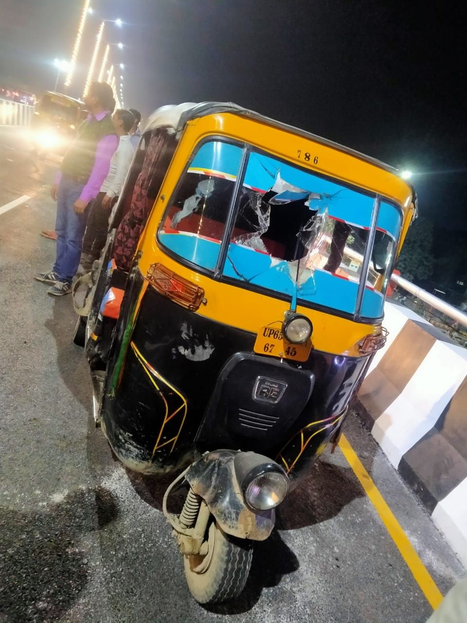 वाराणसी   लहतारा फ्लाईओवर पुल के उद्घाटन होते ही हुआ एक्सीडेंट एक फोर व्हीलर ने एक आटो को मारी टक्कर ऑटो हुआ क्षतिग्रस्त।।