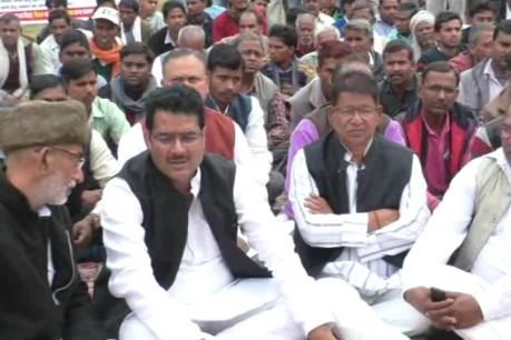 ग्राम प्रधान की हत्या मामले में सपा विधायक और एमएलसी अनिश्चतकालीन धरने पर