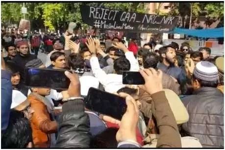 एएमयू जूता प्रकरण में 2 छात्र नेताओं के खिलाफ मुकदमा दर्ज कर गुंडा एक्ट की कार्रवाई की जा रही