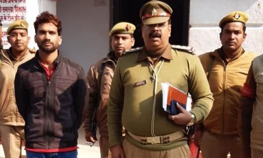 रोहनिया में हुयी हत्या, 15 हजार रुपए का इनामी आरोपी गिरफ्तार