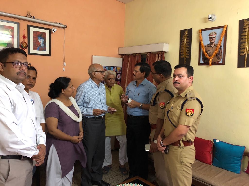 लखनऊ : PPS एसोसिएशन ने साहनी के परिजनों को 26.68 लाख की मदद दी, संघ के अध्यक्ष अजय कुमार मिश्रा ने सौंपा ड्राफ्ट।