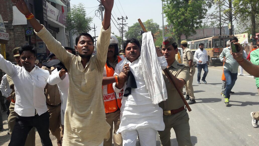 योगी को सपा छात्र सभा ने दिखाया कला झंडा, गिरफ्तार योगी को सपा छात्र सभा ने दिखाया कला झंडा, गिरफ्तार
