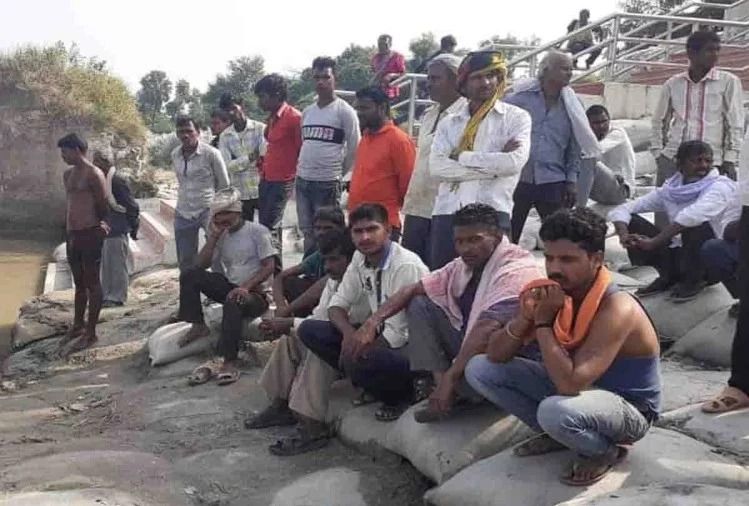 बड़े भाई की हादसे में मौत के बाद छोटे भाई को लगा सदमा, जलती हुई चिता के सामने गंगा में लगा दी छलांग