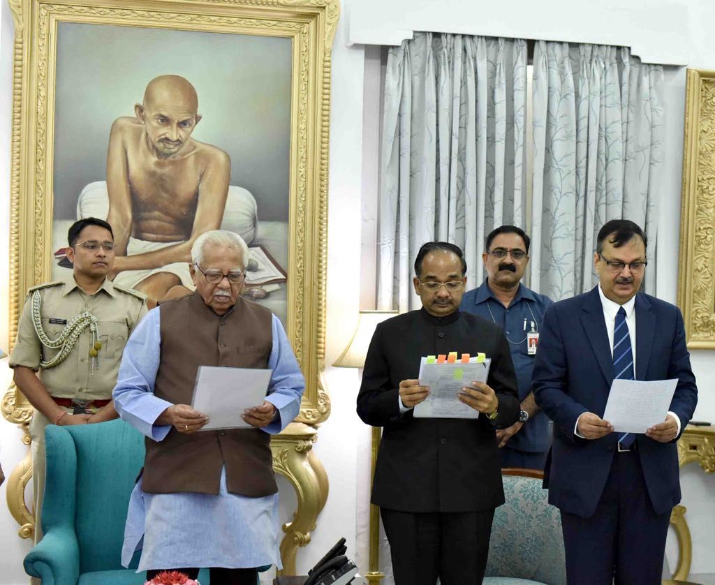 लखनऊ - पूर्व आईएएस राज प्रताप सिंह को विद्युत नियामक आयोग के अध्यक्ष पद की शपथ राज्यपाल राम नाईक ने दिलाई