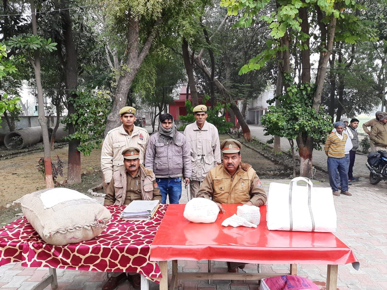 अवैध कच्ची एवं गैर प्रांतीय विदेशी शराब सहित युवक गिरफ्तार अवैध कच्ची एवं गैर प्रांतीय विदेशी शराब सहित युवक गिरफ्तार