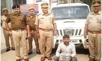 एक स्कार्पियो १५ एण्ड्राइड मोबाइलो के साथ अभियुक्त गिरफ्तार
