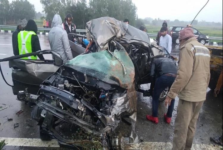 एक्सप्रेस वे पर भीषण सड़क हादसा, डिवाइडर से टकराई कार, तीन की मौत