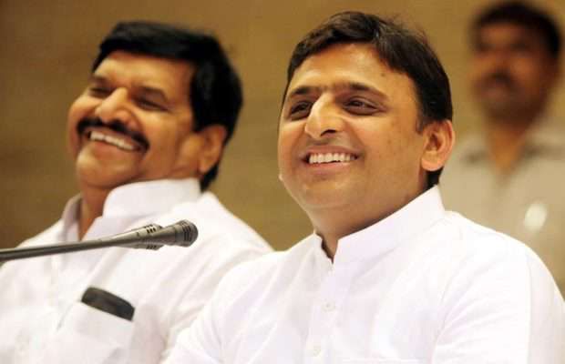 चचा ने फिर भतीजे की तरफ बढ़ाया हाथ, बोले- एक हो जाएं तो बना लेंगे सरकार चचा ने फिर भतीजे की तरफ बढ़ाया हाथ, बोले- एक हो जाएं तो बना लेंगे सरकार
