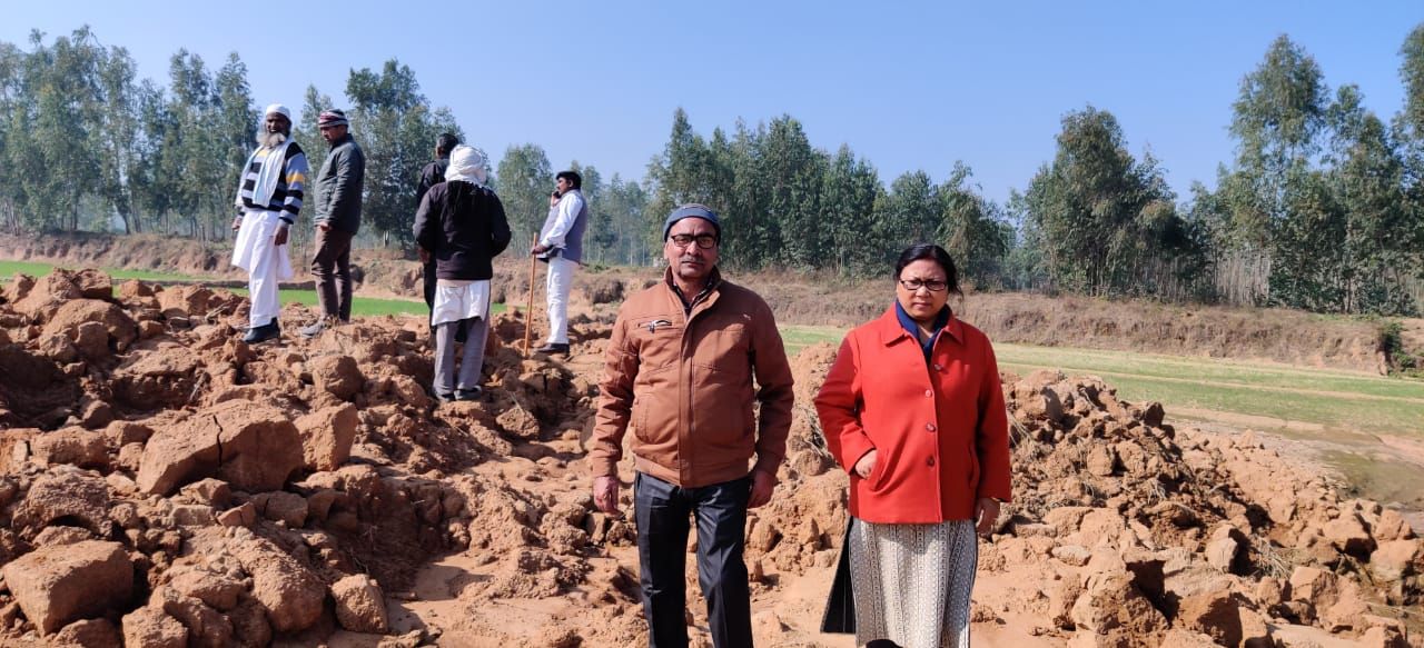 अवैध खनन करने की शिकायत पर तहसीलदार ने जांच पड़ताल की अवैध खनन करने की शिकायत पर तहसीलदार ने जांच पड़ताल की